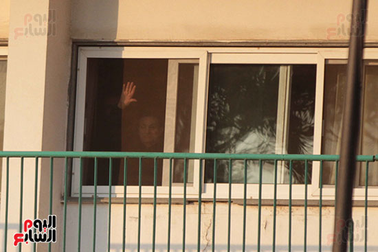 مبارك يحيى أنصاره من شرفة غرفته بمستشفى المعادى العسكرى (4)