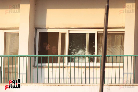 مبارك يحيى أنصاره من شرفة غرفته بمستشفى المعادى العسكرى (8)