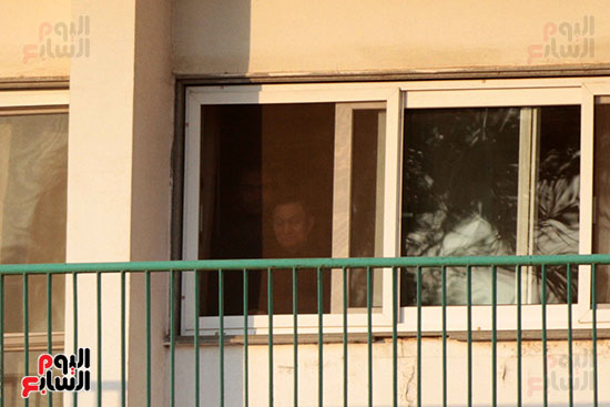 مبارك يحيى أنصاره من شرفة غرفته بمستشفى المعادى العسكرى (10)