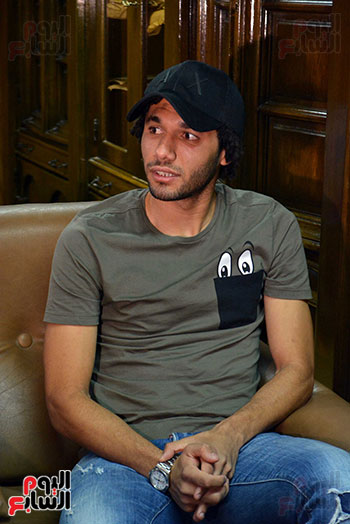 محمد الننى يوزع تيشرتات ارسنال على اطفال ابو الريش (9)