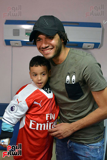 محمد الننى يوزع تيشرتات ارسنال على اطفال ابو الريش (26)