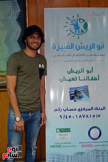 محمد الننى يوزع تيشرتات ارسنال على اطفال ابو الريش (5)