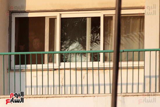 مبارك يحيى أنصاره من شرفة غرفته بمستشفى المعادى العسكرى (12)