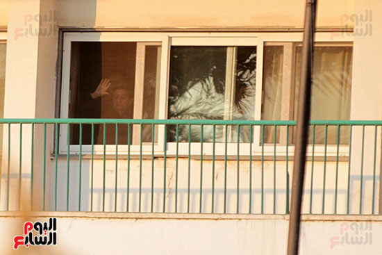 مبارك يحيى أنصاره من شرفة غرفته بمستشفى المعادى العسكرى (17)