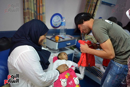 محمد الننى يوزع تيشرتات ارسنال على اطفال ابو الريش (25)