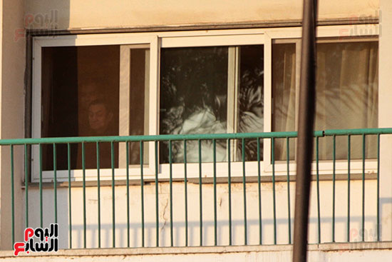 مبارك يحيى أنصاره من شرفة غرفته بمستشفى المعادى العسكرى (11)