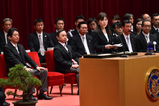 وزيرة الدفاع اليابانى تومومى إينادا تلقى خطابا أثناء الحفل