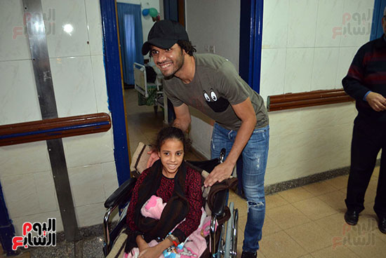 محمد الننى يوزع تيشرتات ارسنال على اطفال ابو الريش (31)