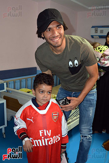 محمد الننى يوزع تيشرتات ارسنال على اطفال ابو الريش (22)