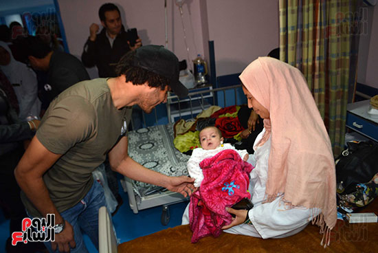 محمد الننى يوزع تيشرتات ارسنال على اطفال ابو الريش (11)