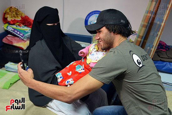 محمد الننى يوزع تيشرتات ارسنال على اطفال ابو الريش (19)