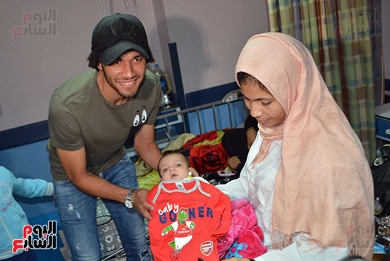 محمد الننى يوزع تيشرتات ارسنال على اطفال ابو الريش (13)