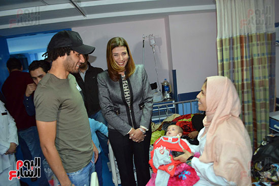 محمد الننى يوزع تيشرتات ارسنال على اطفال ابو الريش (12)