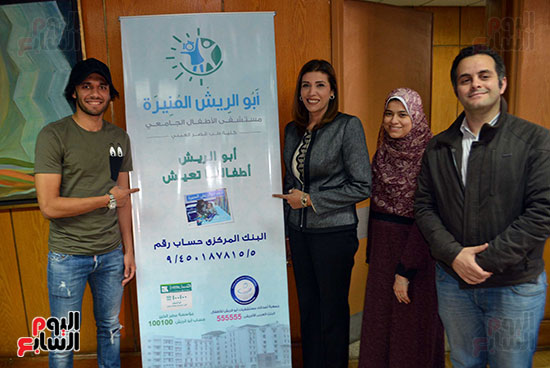 محمد الننى يوزع تيشرتات ارسنال على اطفال ابو الريش (4)