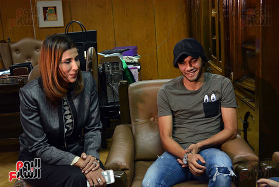 محمد الننى يوزع تيشرتات ارسنال على اطفال ابو الريش (7)