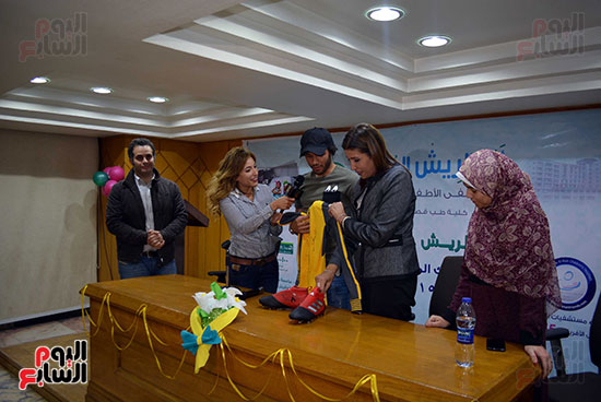 محمد الننى يوزع تيشرتات ارسنال على اطفال ابو الريش (33)