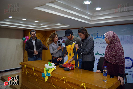 محمد الننى يوزع تيشرتات ارسنال على اطفال ابو الريش (32)