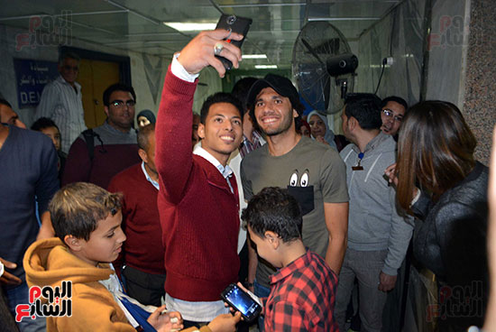 محمد الننى يوزع تيشرتات ارسنال على اطفال ابو الريش (2)