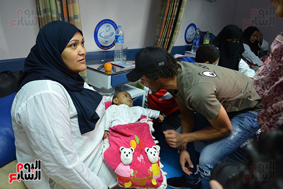 محمد الننى يوزع تيشرتات ارسنال على اطفال ابو الريش (24)