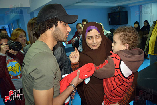 محمد الننى يوزع تيشرتات ارسنال على اطفال ابو الريش (14)