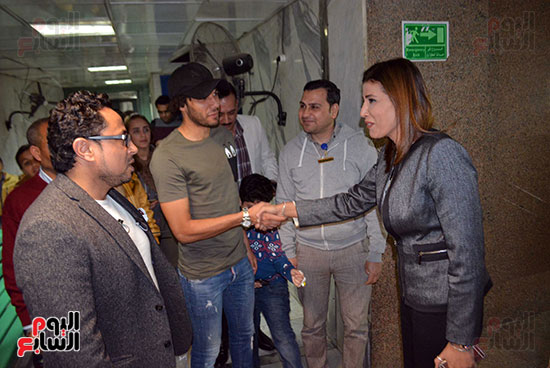 محمد الننى يوزع تيشرتات ارسنال على اطفال ابو الريش (1)