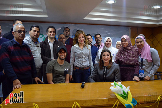 محمد الننى يوزع تيشرتات ارسنال على اطفال ابو الريش (37)