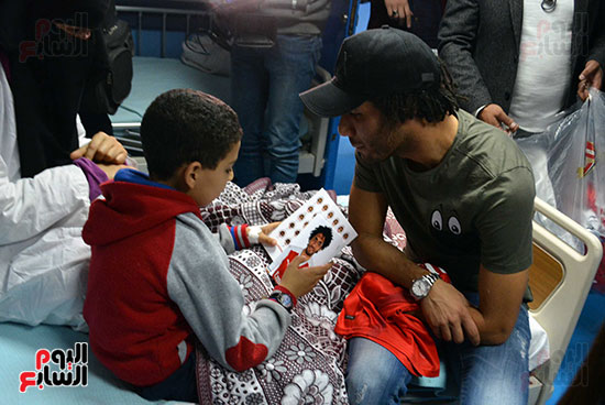 محمد الننى يوزع تيشرتات ارسنال على اطفال ابو الريش (23)