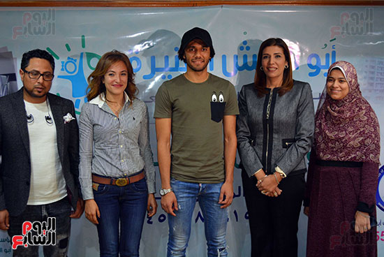 محمد الننى يوزع تيشرتات ارسنال على اطفال ابو الريش (36)