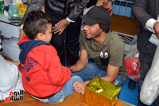 محمد الننى يوزع تيشرتات ارسنال على اطفال ابو الريش (15)