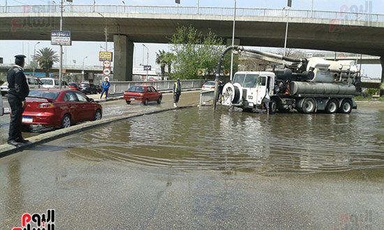 تباطؤ حركة السيارات بسبب المياه 