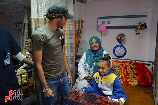 محمد الننى يوزع تيشرتات ارسنال على اطفال ابو الريش (21)