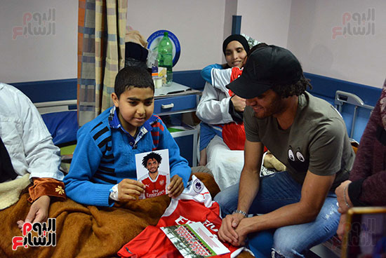 محمد الننى يوزع تيشرتات ارسنال على اطفال ابو الريش (29)