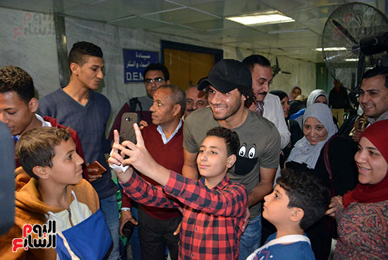 محمد الننى يوزع تيشرتات ارسنال على اطفال ابو الريش (3)