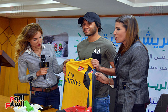 محمد الننى يوزع تيشرتات ارسنال على اطفال ابو الريش (35)