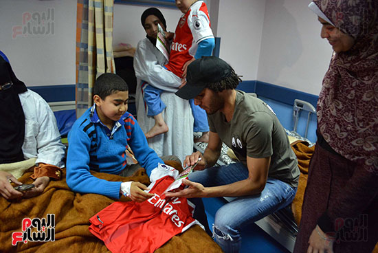 محمد الننى يوزع تيشرتات ارسنال على اطفال ابو الريش (28)