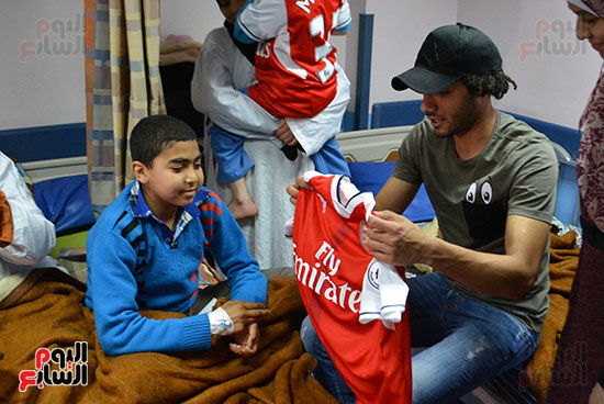 محمد الننى يوزع تيشرتات ارسنال على اطفال ابو الريش (27)