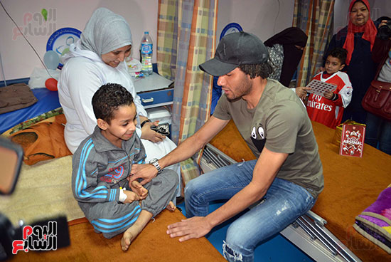 محمد الننى يوزع تيشرتات ارسنال على اطفال ابو الريش (16)