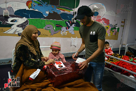 محمد الننى يوزع تيشرتات ارسنال على اطفال ابو الريش (30)