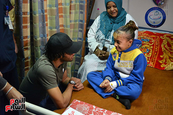 محمد الننى يوزع تيشرتات ارسنال على اطفال ابو الريش (20)