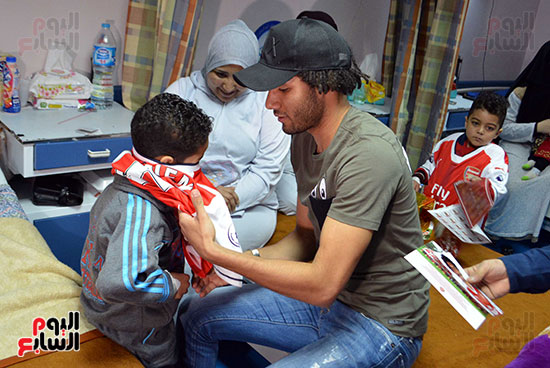 محمد الننى يوزع تيشرتات ارسنال على اطفال ابو الريش (17)