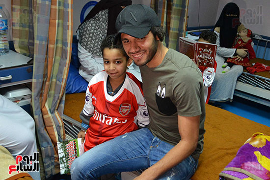 محمد الننى يوزع تيشرتات ارسنال على اطفال ابو الريش (18)