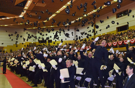 خريجو الأكاديمية يلقون قبعاتهم فى الهواء بعد حفل التخرج