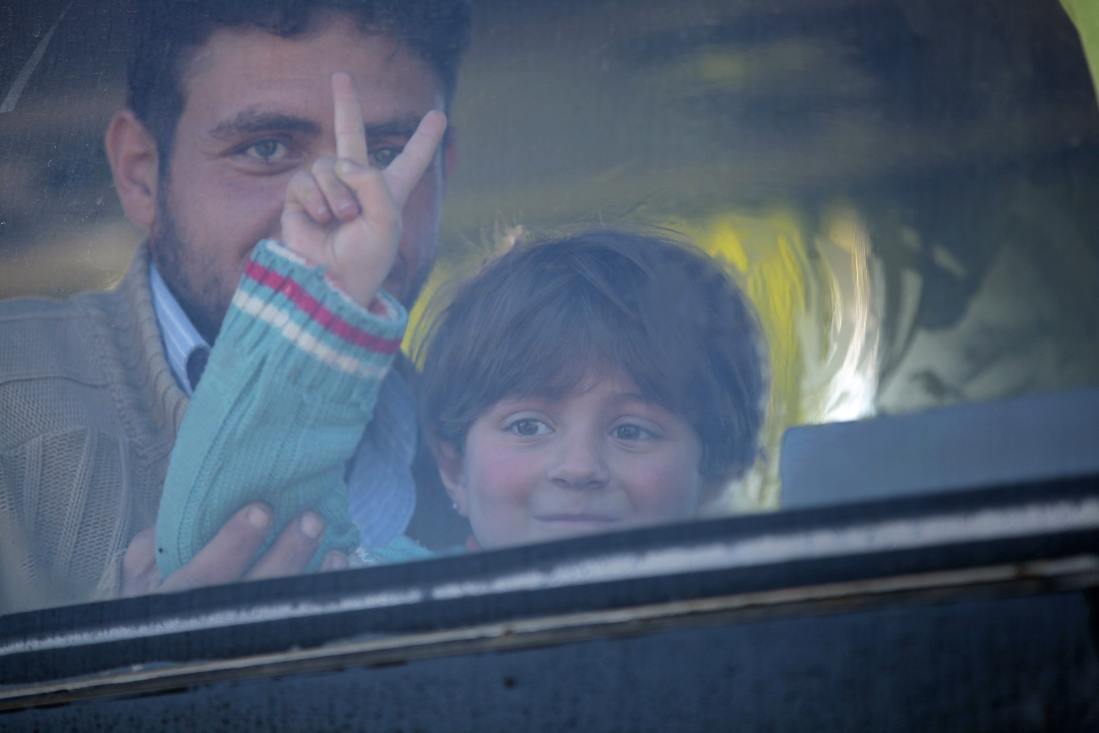 إجلاء 15 ألف شخص من المسلحين وعائلاتهم إلى جرابلس بشمال سوريا أو حمص