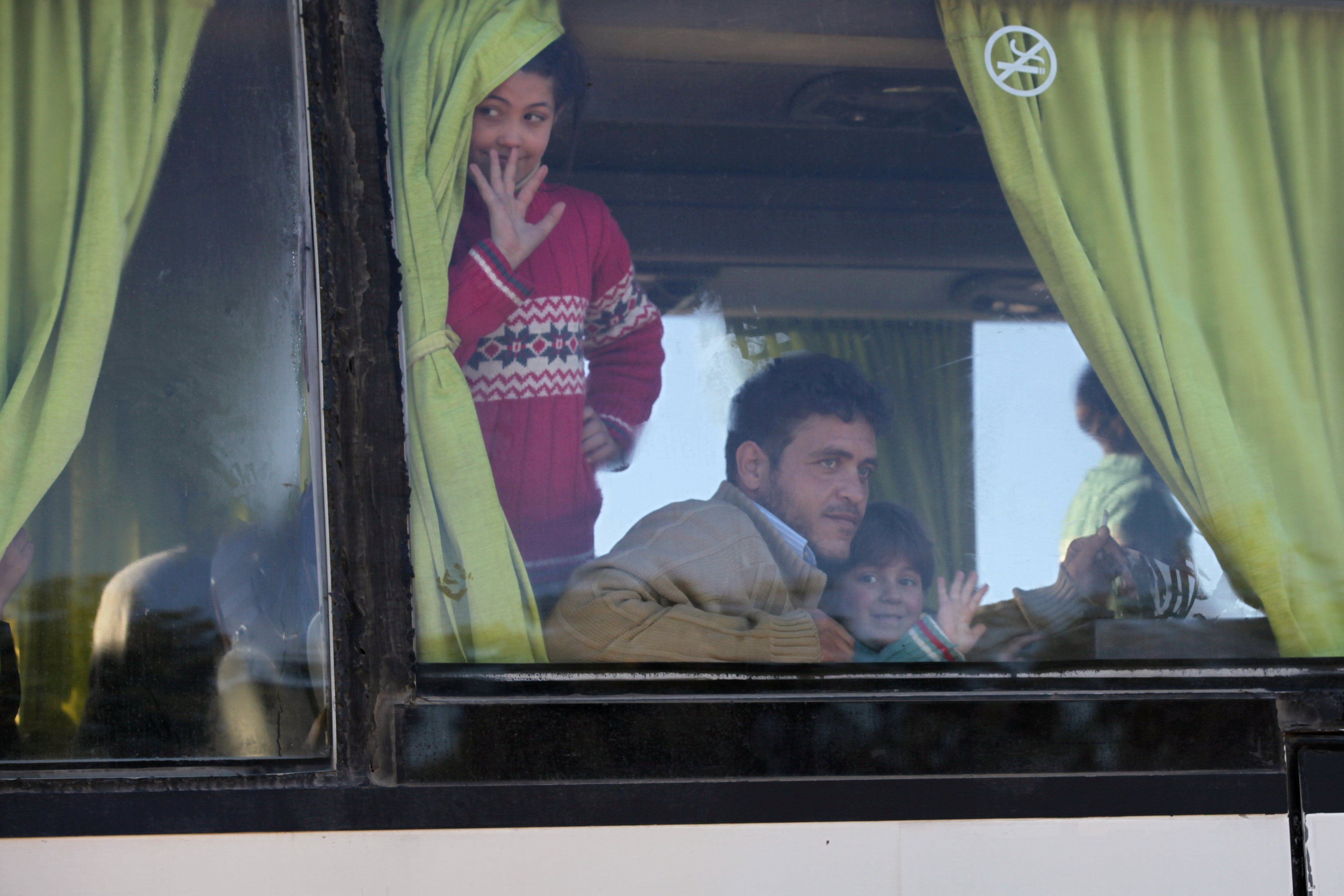 وصول الدفعة الأولى من سكان حى الوعر بحمص إلى مدينة جرابلس السورية
