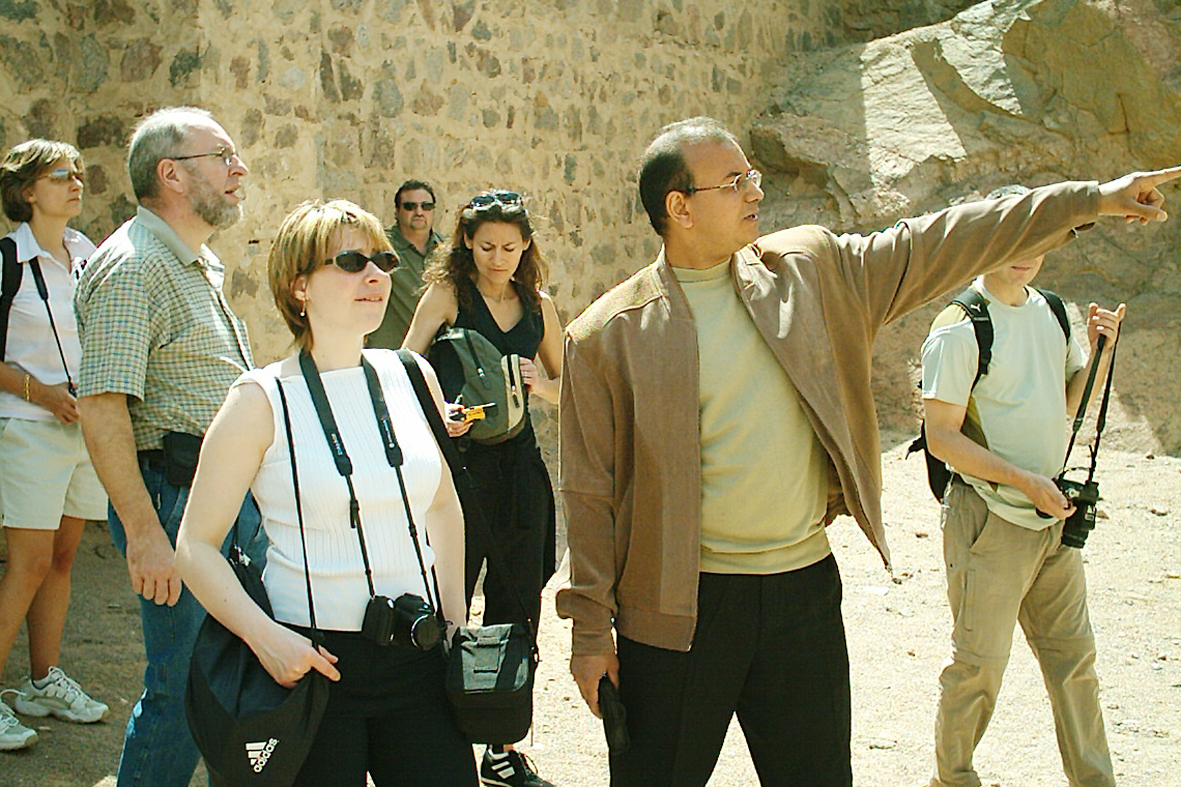 عبد الرحيم ريحان مع وفد من الكتاب السياحيين بالقلعة