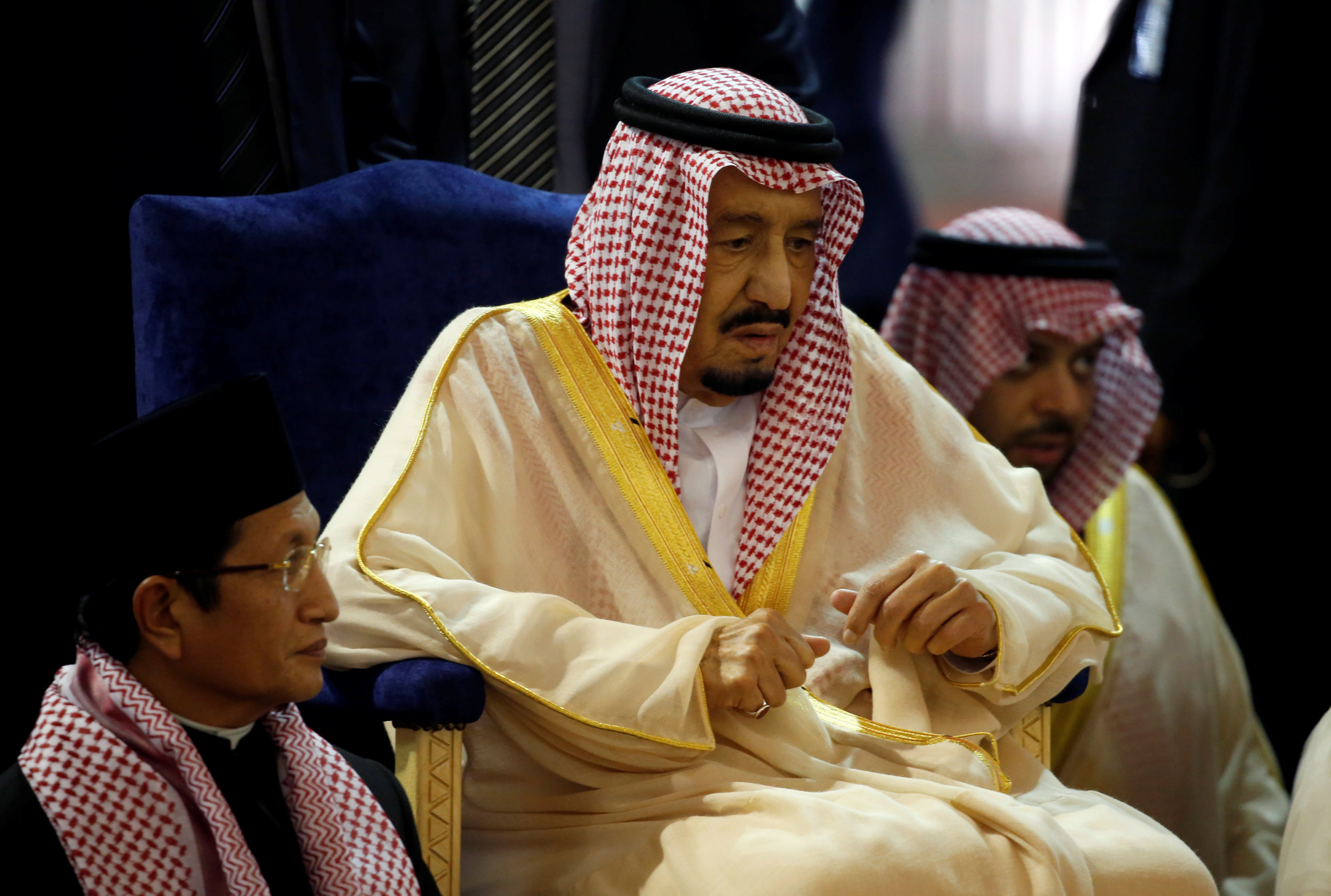 الملك سلمان يصلى جالسا فى المسجد- رويترز