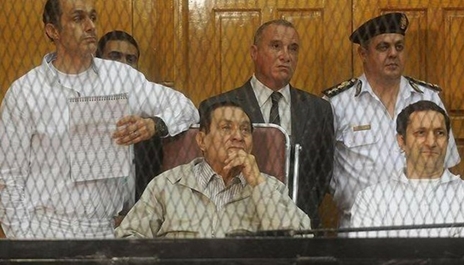 الرئيس الأسبق وسط نجليه أثناء محاكمته