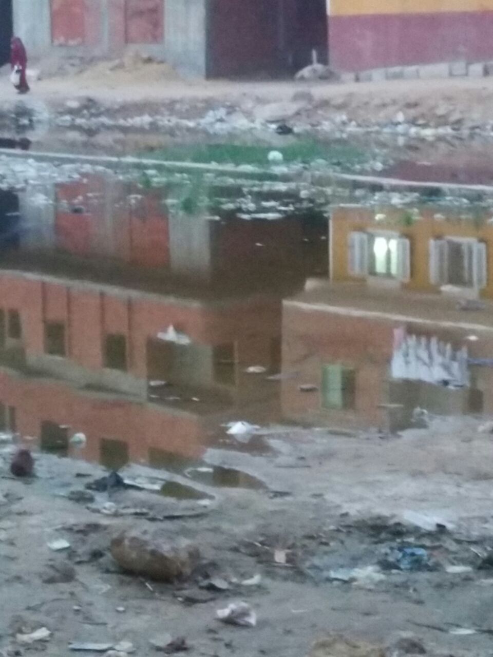 مياه الصرف تغرق شوارع قرية أبو صير (2)