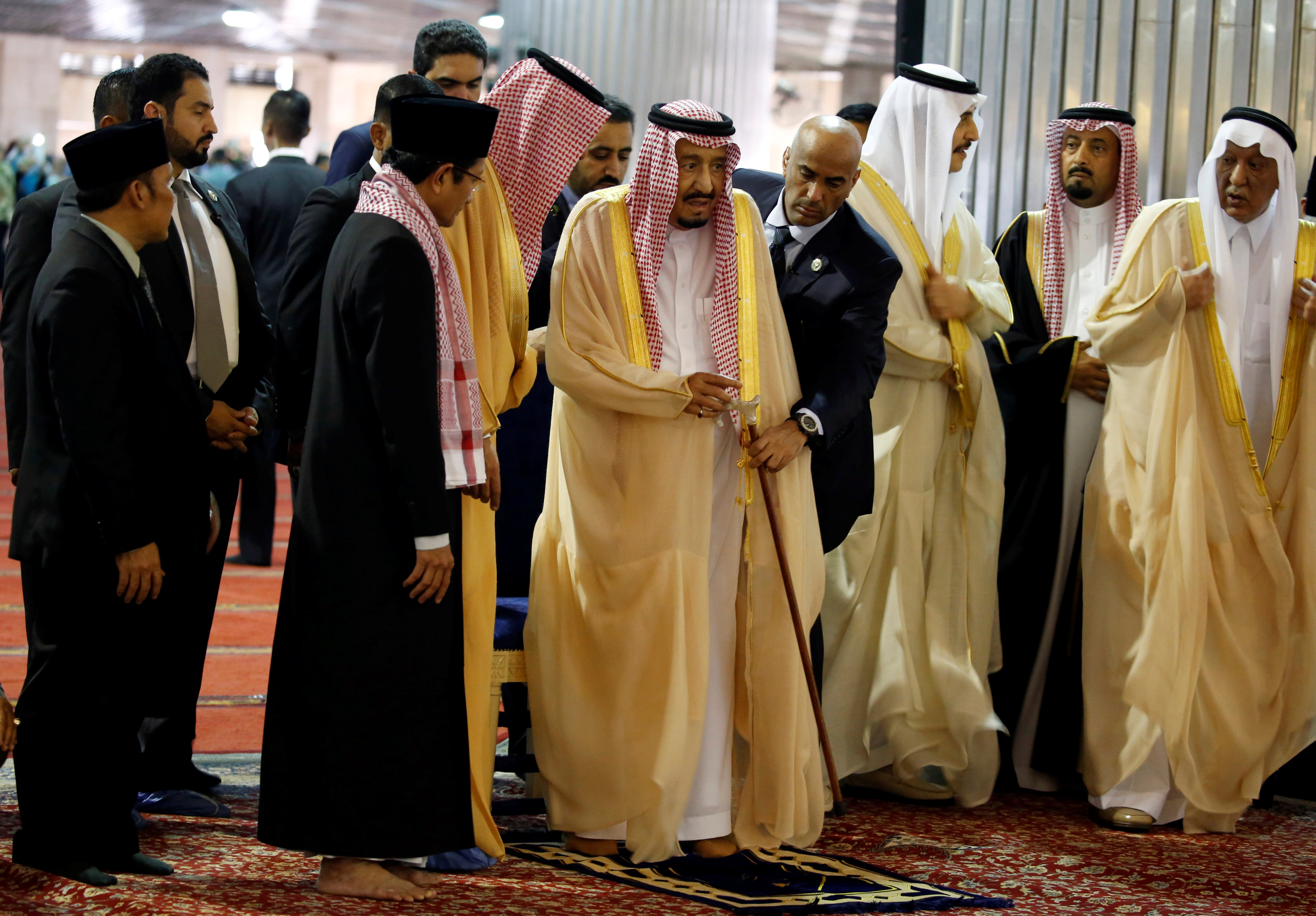 الملك سلمان بن عبد العزيز في مسجد الاستقلال- رويترز