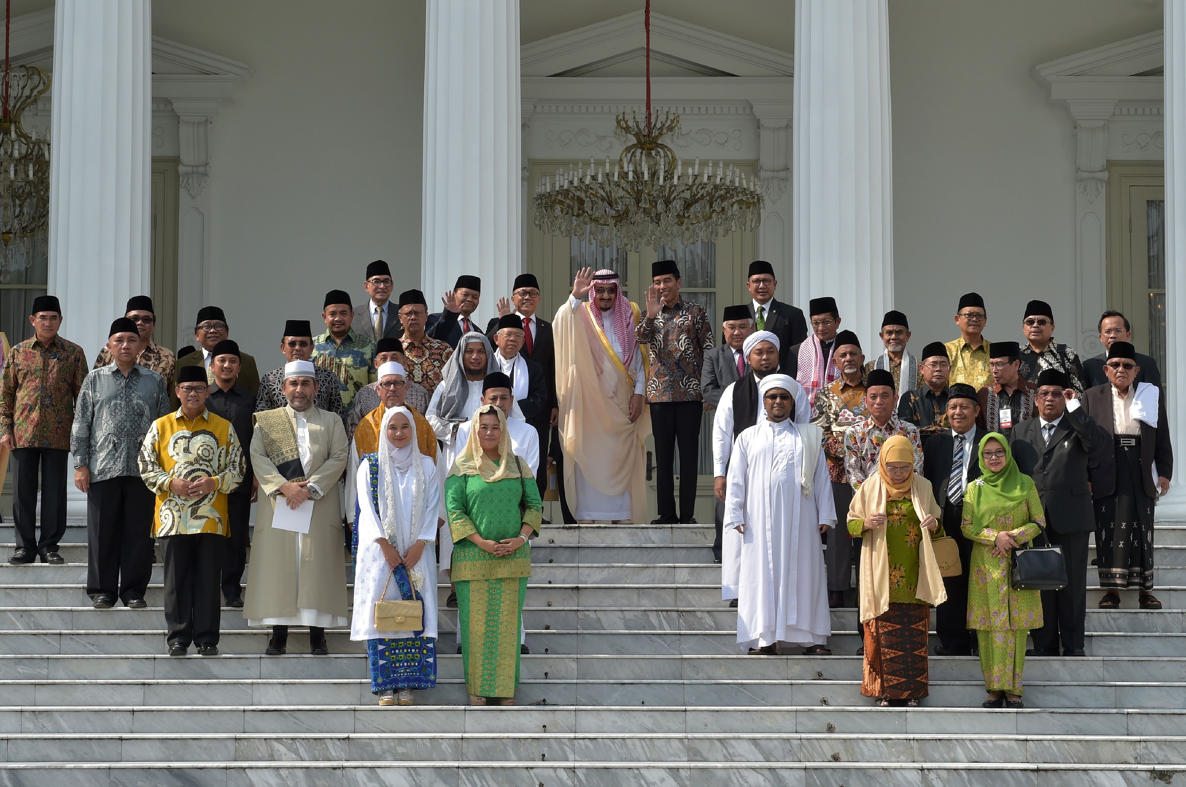 الملك سلمان وسط زعماء المسلمين الإندونيسيين - أف ب